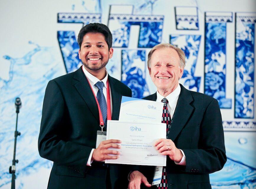 IHA主席肯·亚当斯颁发突出贡献奖。黎明 摄影