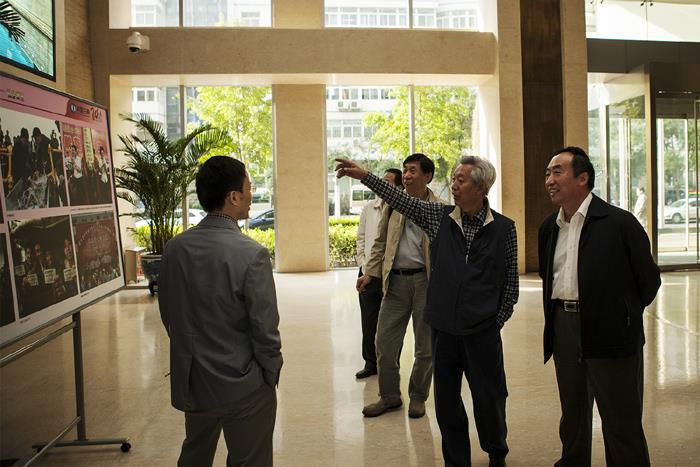 集团公司领导、嘉宾、离退休老同志以及职工等纷纷驻足展板前...