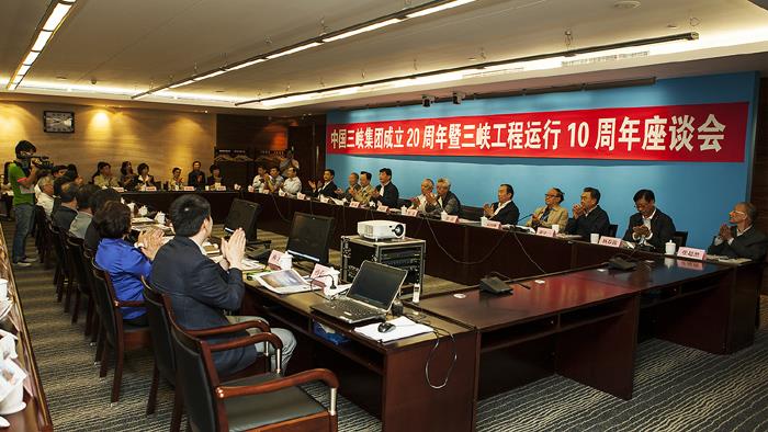 座谈会简朴、务实，既回顾了过去20年的各项成就，又分析了...