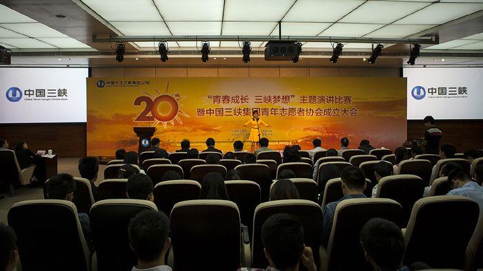 演讲比赛上，来自北京、宜昌、金沙江区域各单位的12名选手...